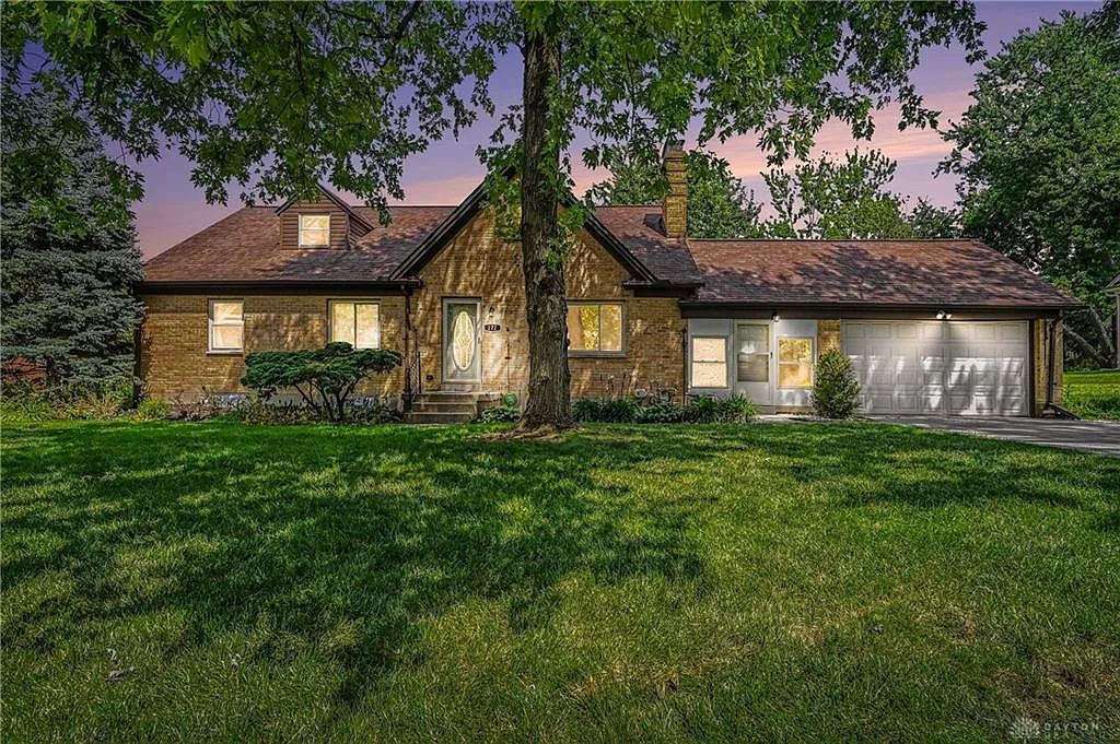 4 bed, 2.5 bath, 2369 sqft, $2,600 — Photo 1