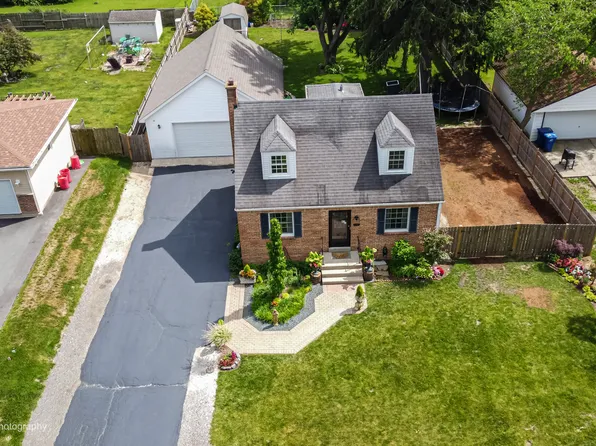 2211 N Bonnie Brook Ln, Waukegan, IL 60087
