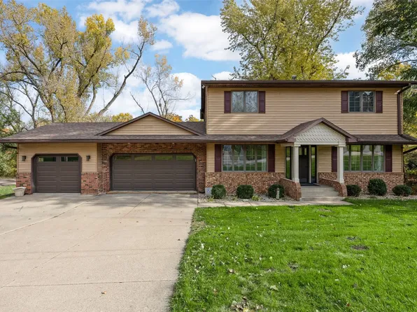 3004 Orrian Dr SE, Cedar Rapids, IA 52403