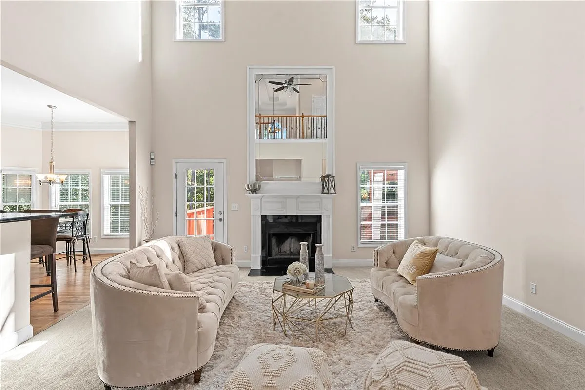 4 bed, 4214 sqft, $2,900 — Photo 2