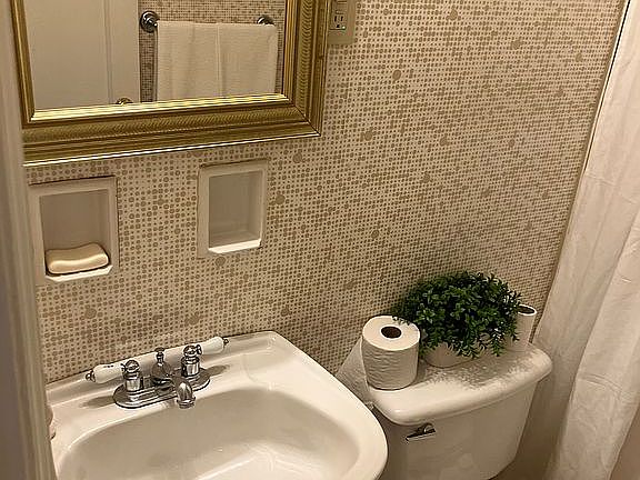 3rd image of 415 Dunbar Dr