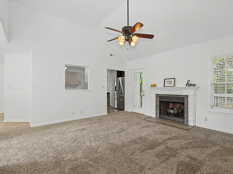 1371 Constitution Dr — Photo 8