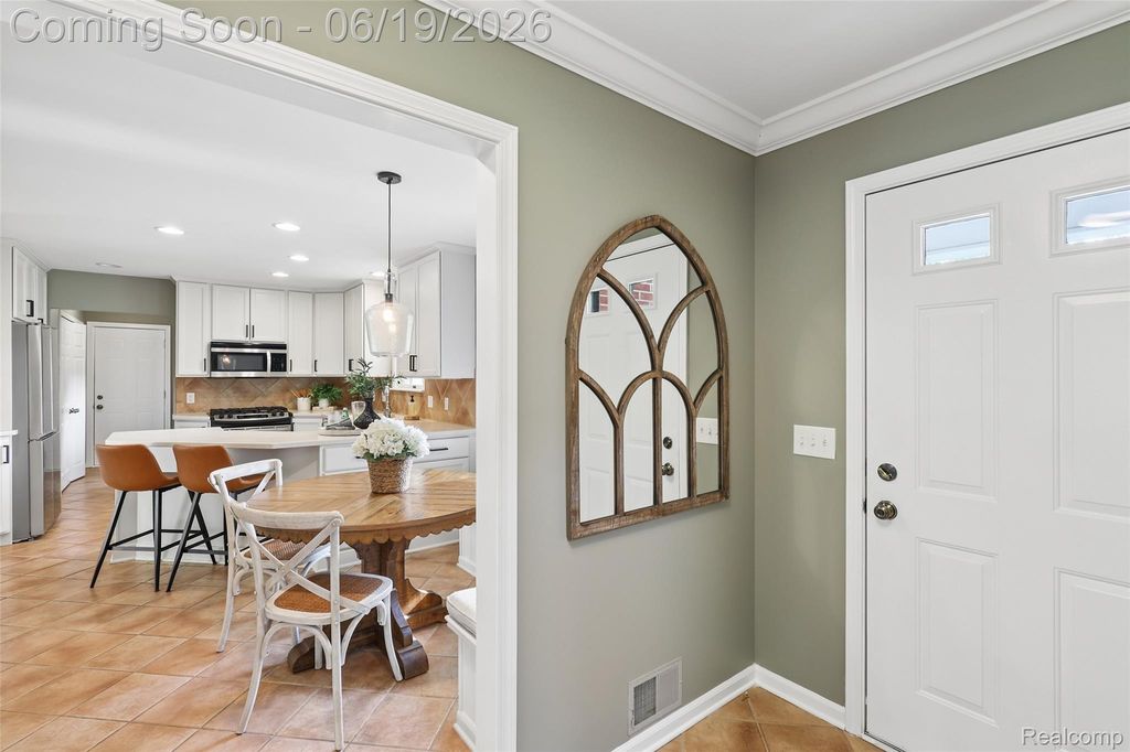 9787 York Woods Dr, Saline, MI - View 2
