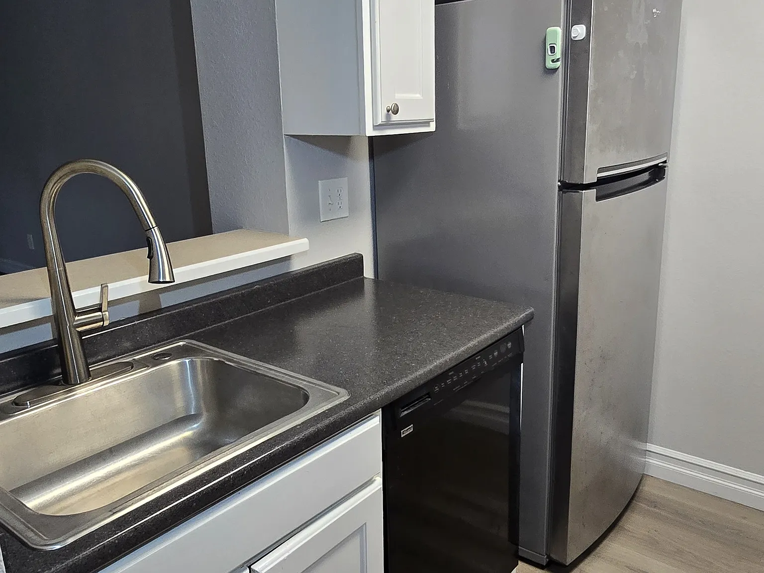 2 bed, 847 sqft, $2,400 — Photo 2