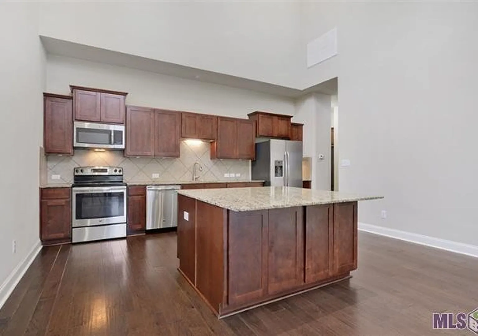Spacious 4 Bedroom Home in The Lakes at Stonegate — Photo 2