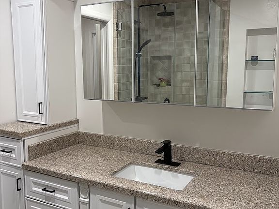 4th image of 305 De Soto Dr