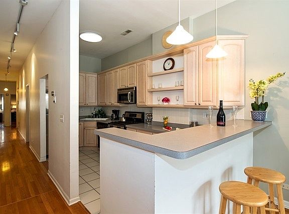 4th image of 857 N La Salle Dr APT 2