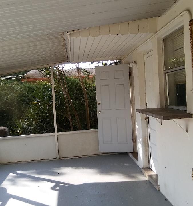 roofed screened patio