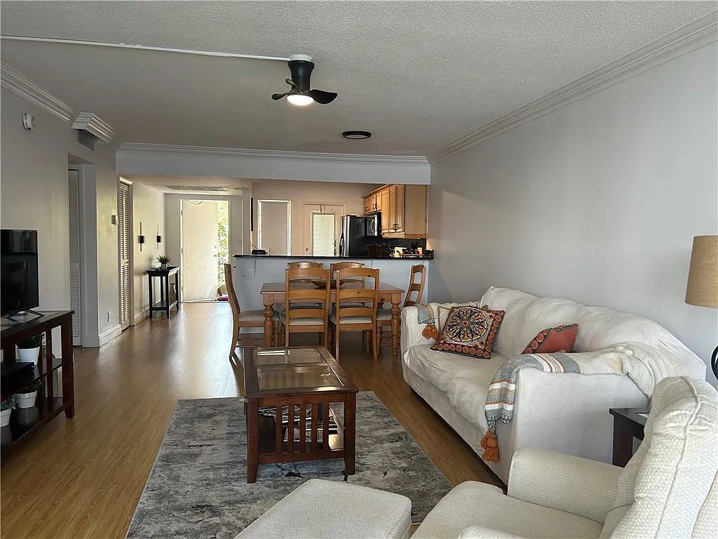 2 bed, 2.0 bath, 1100 sqft, $2,200 — Photo 2