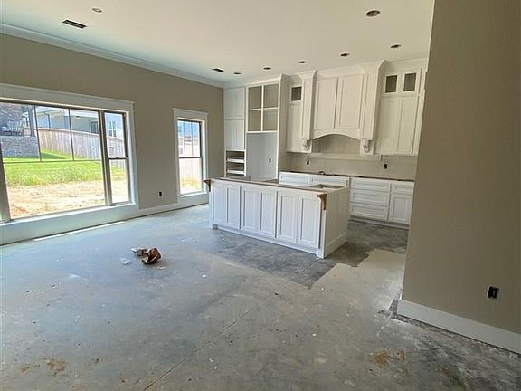 2nd image of 2615 Lilac Dr