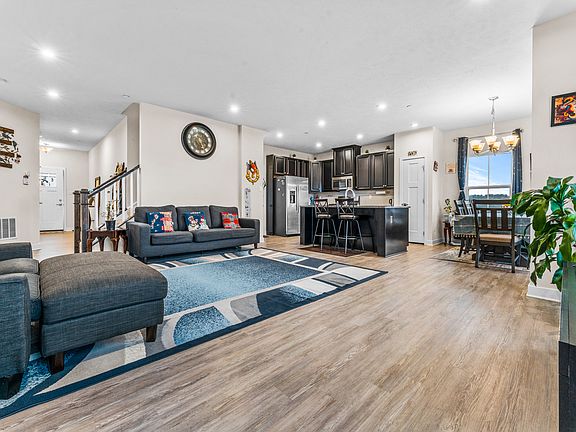 4th image of 156 Melinda Ct