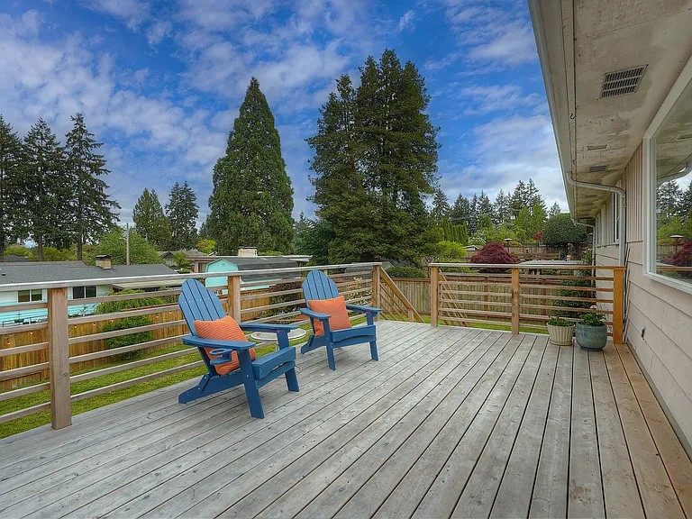 1045 Sunrise Ln — Photo 6