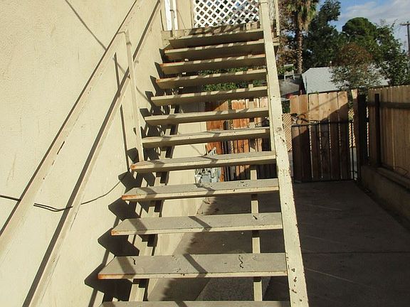 3rd image of 1921 Baker St APT D