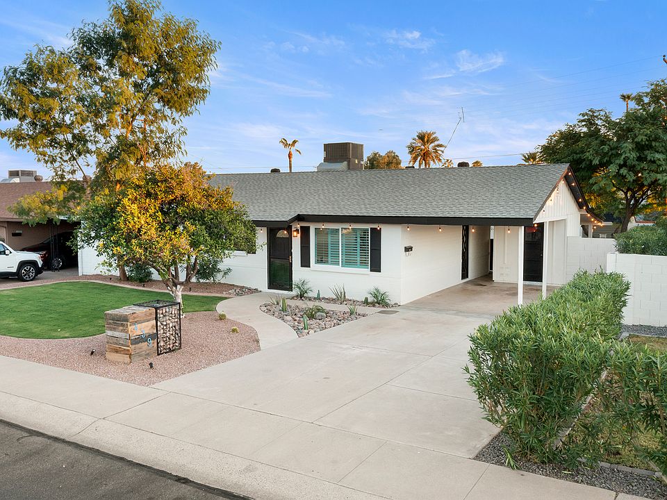Front of home showing carport