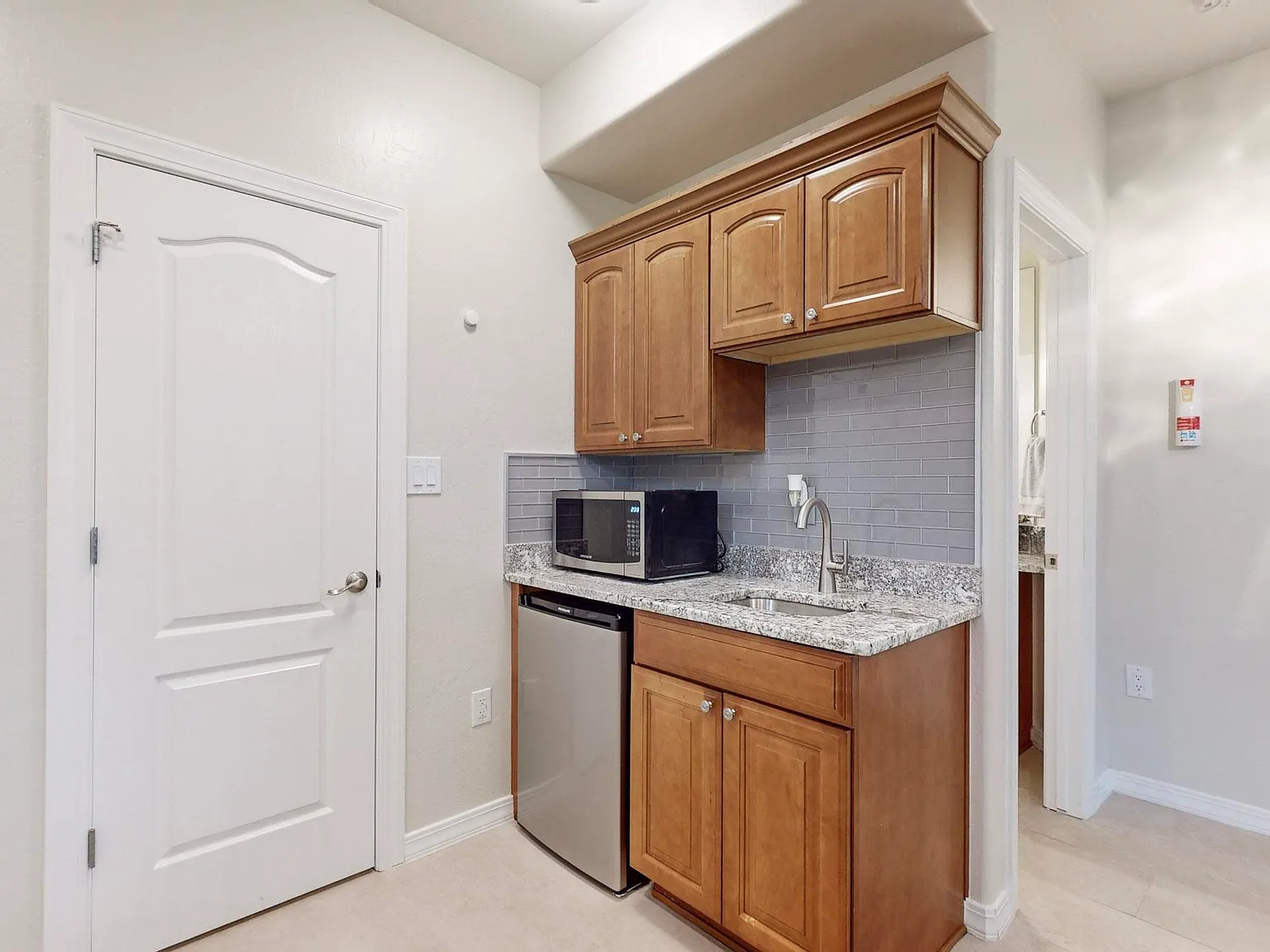 4 bed, $6,900 — Photo 2