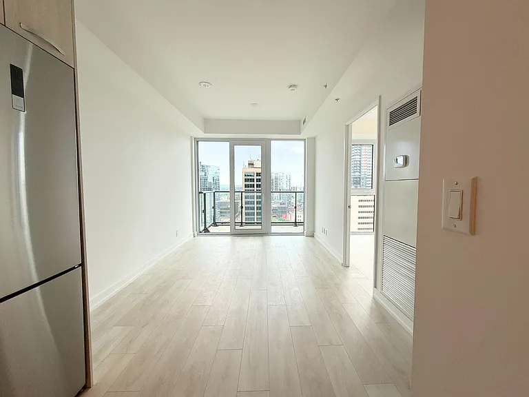 75 James St S #1403 — Photo 4