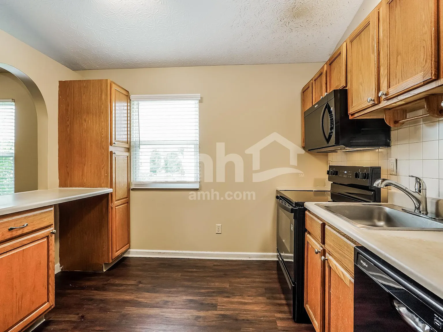 4 bed, 2.0 bath, 1830 sqft, $2,415 — Photo 4