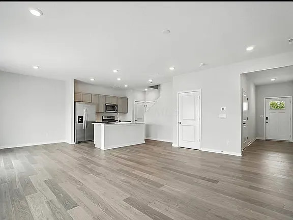 3 bed, 2.5 bath, 1650 sqft, $2,400 — Photo 4