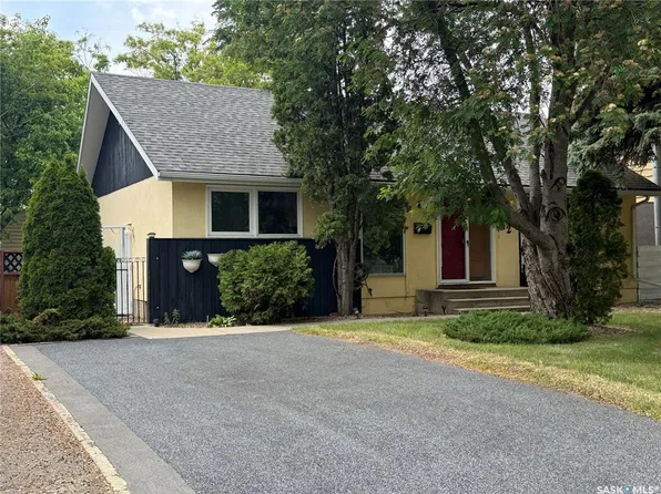 42 Spinks Dr, Saskatoon, SK S7H 4B8