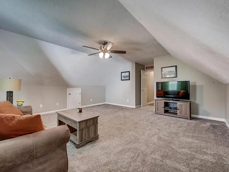 8200 Gallaher Station Dr — Photo 28