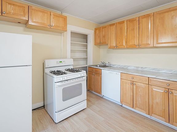 3rd image of 168 Lunenburg St APT 2R