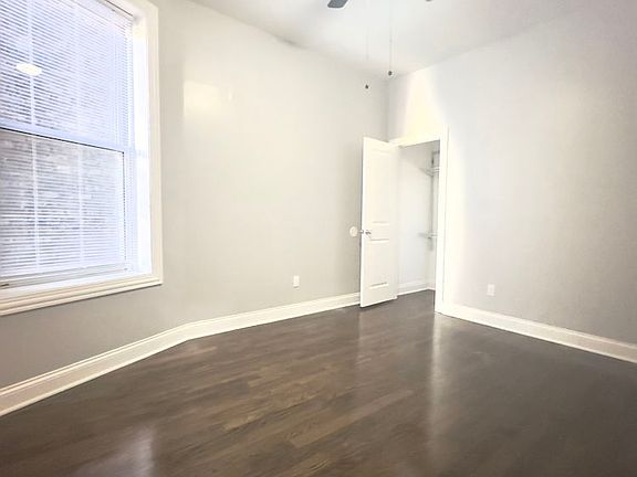 3rd image of 906 W Montrose Ave APT 2