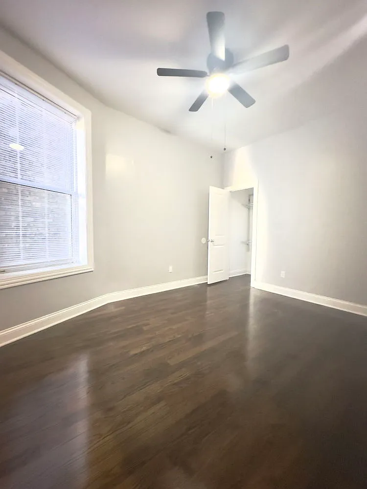 Building Photo - 908 W Montrose Ave #906-2