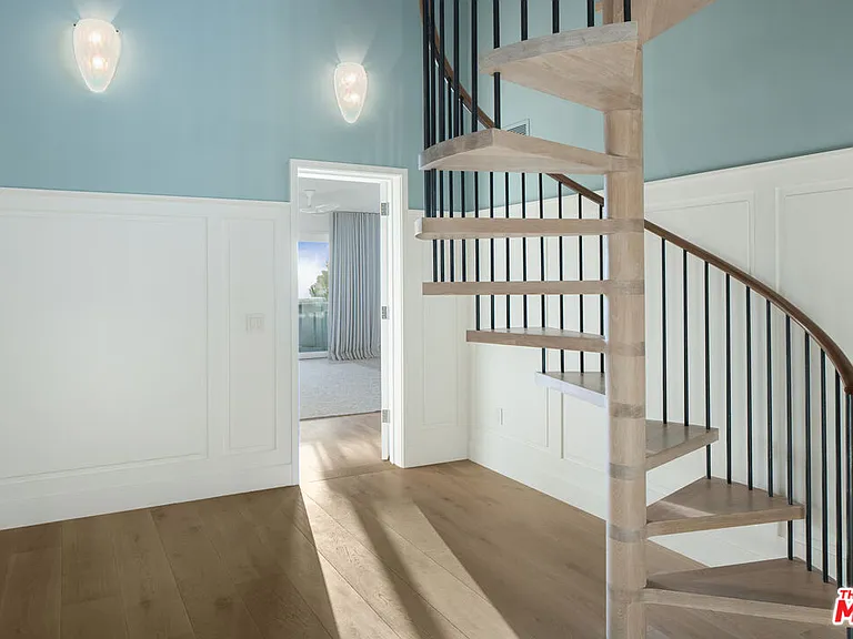 1347 Palisades Beach Rd — Photo 14
