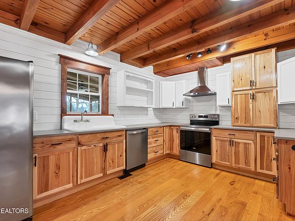 4th image of 753 Farmington Way
