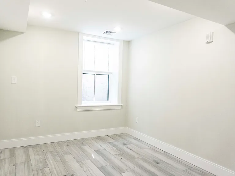 79 Linden St #8 — Photo 3