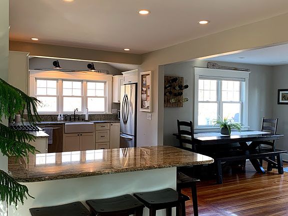 Kitchen & Dining Area