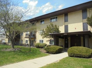 912 Ridge Sq APT 102, Elk Grove Village, IL 60007