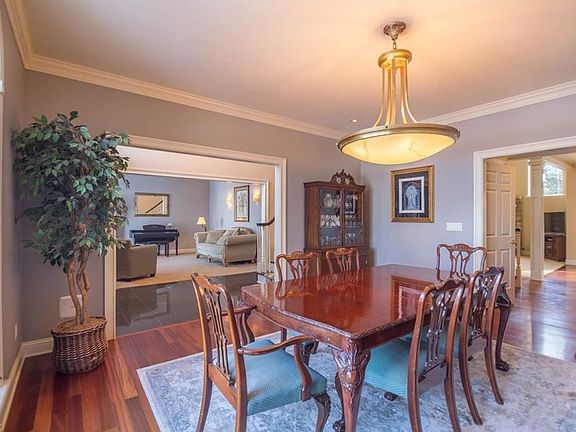 4th image of 371 Sutherland Dr