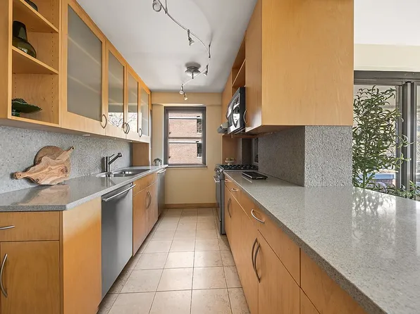 208 E Broadway, New York, NY 10002
