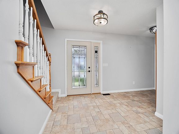 3rd image of 10526 Willow Creek Dr