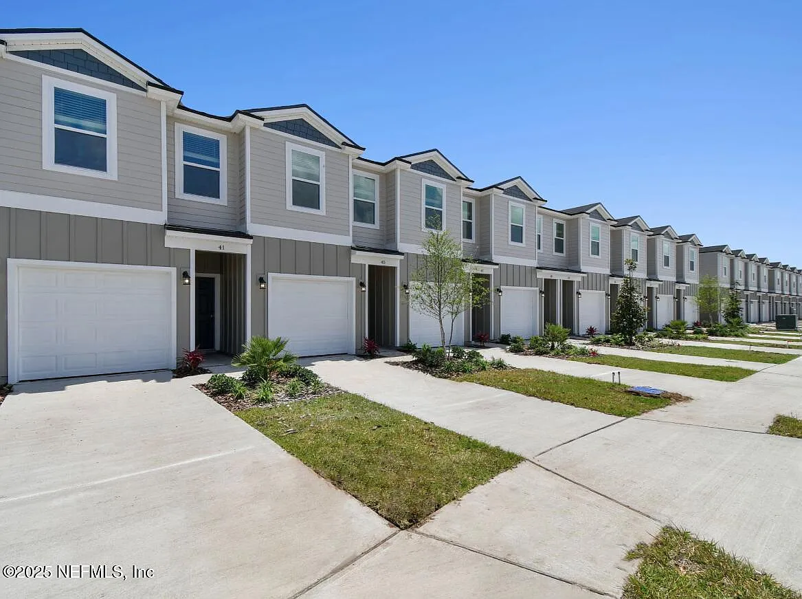 3 bed, 2.5 bath, 1558 sqft, $2,195 — Photo 2