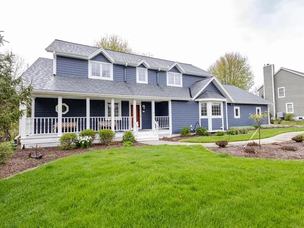 438 River Bluff CIRCLE, Oconomowoc, WI 53066