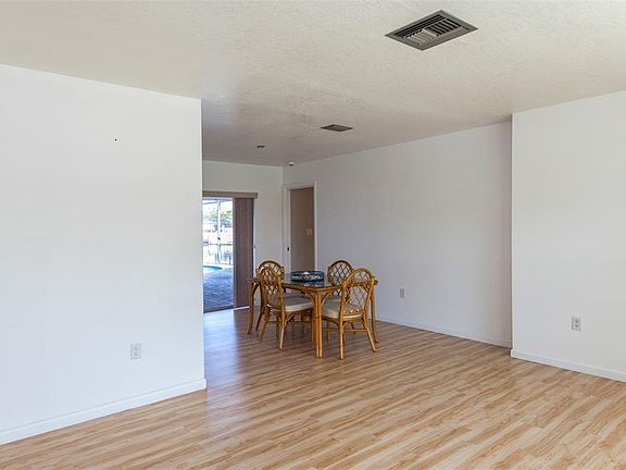 5th image of 252 E Tarpon Blvd NW