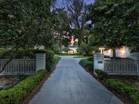 Gracious Entrance to property