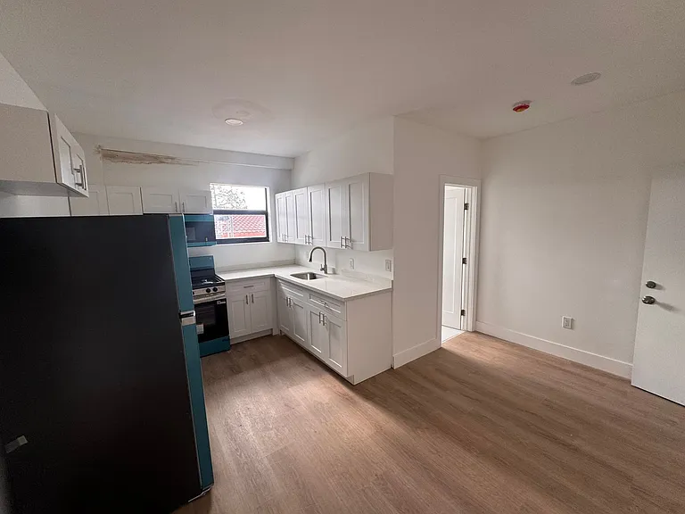 1421 SW 7th St #1 — Photo 6