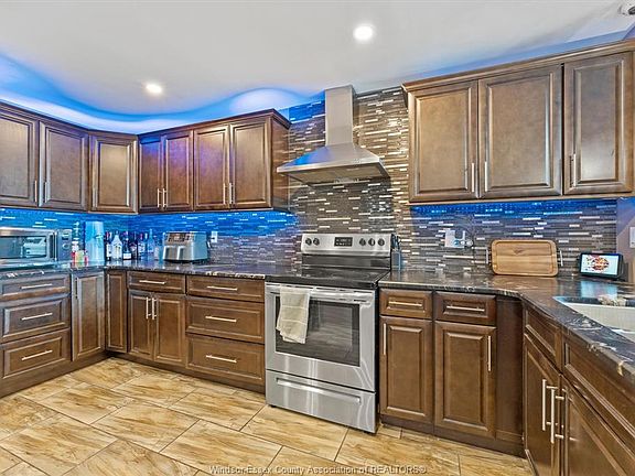 5th image of 75 Riverside Dr E #1910