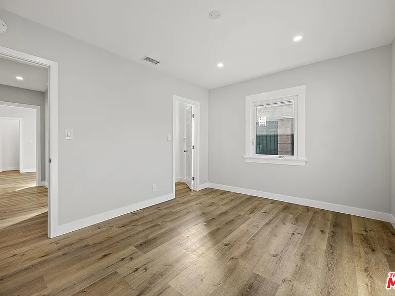 5465 S Victoria Ave — Photo 15