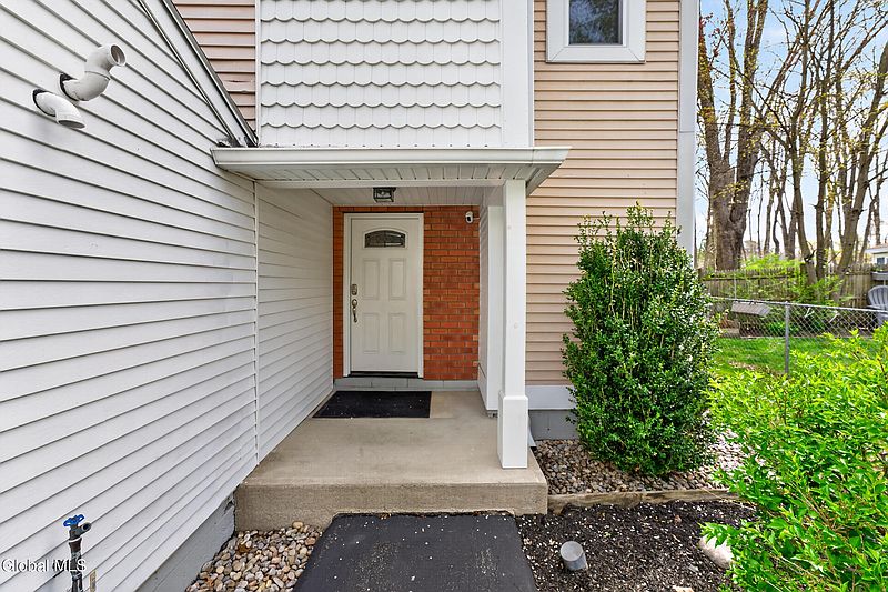 3rd image of 47 Pico Road