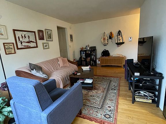 3rd image of 543 W Briar Pl #535-251