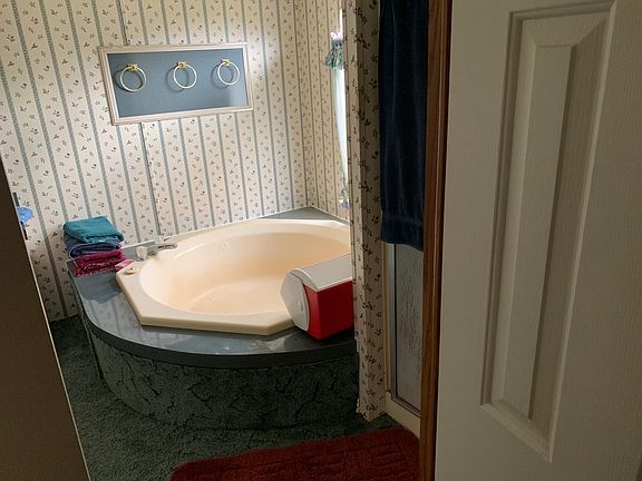 Master Bath With Garden Tub