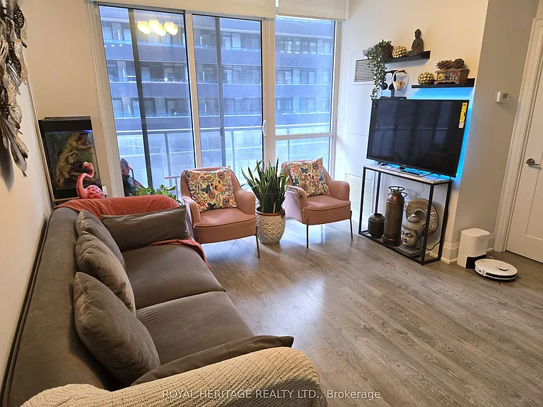 30 Roehampton Ave #403 — Photo 6