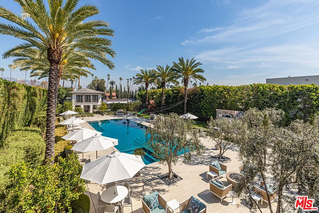 12 bed, 18.0 bath, 20000 sqft, $200,000 — Photo 2