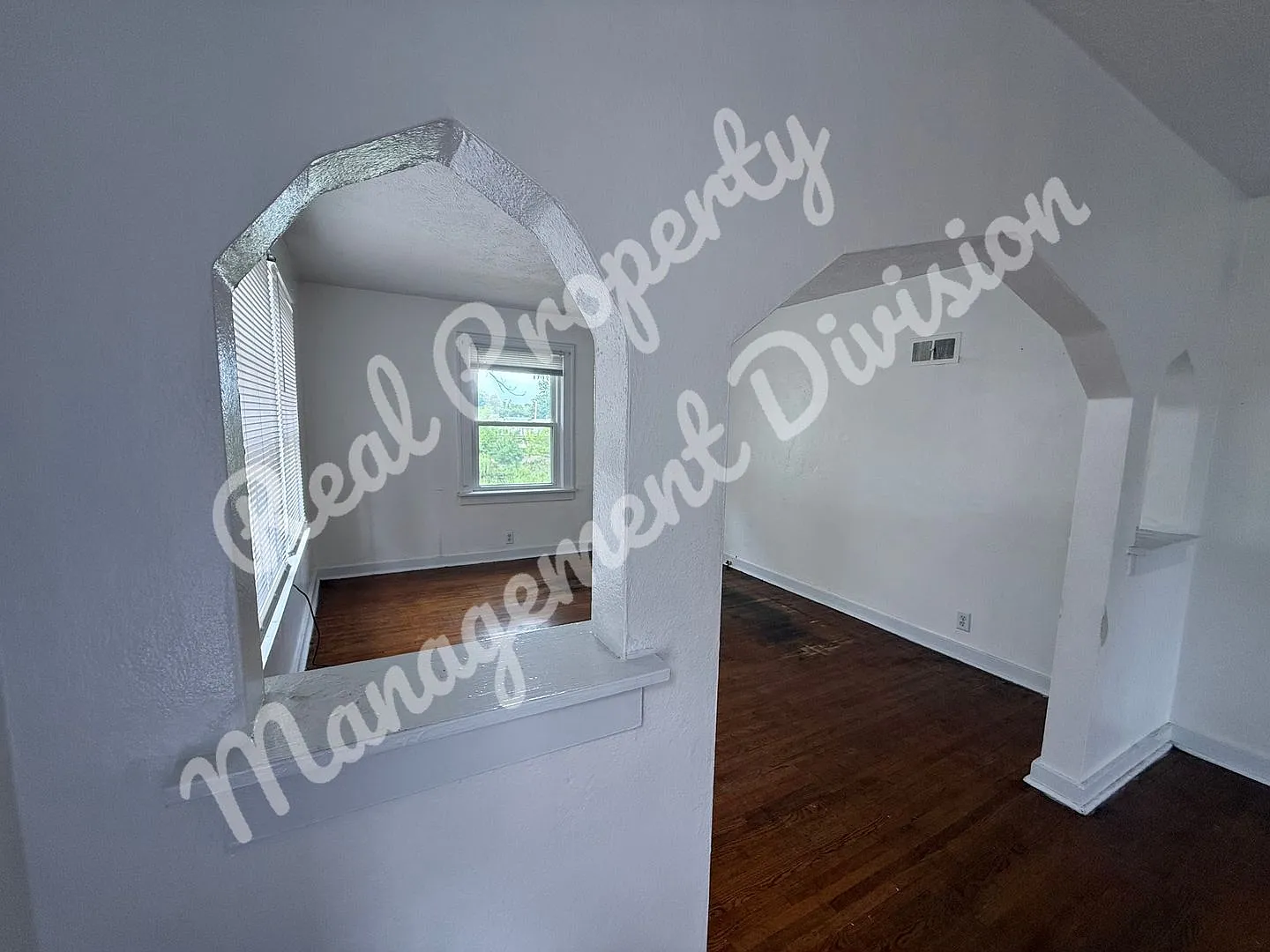 Classic 2nd Floor 2BD, 1 BA Apartment — Photo 2