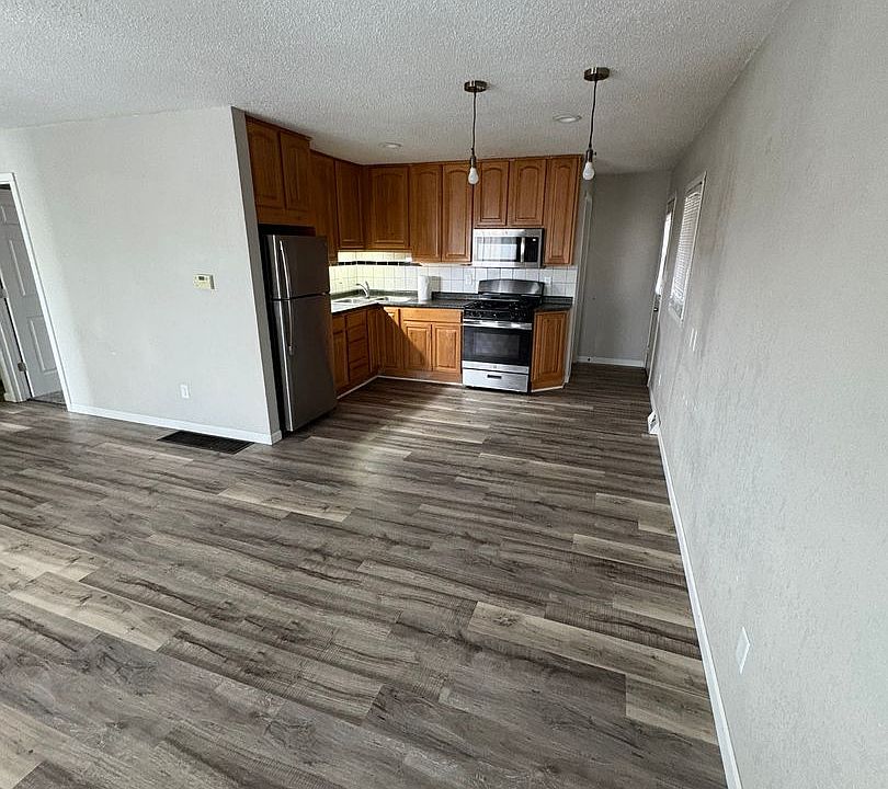 1st image of 1563 Oakwood Dr