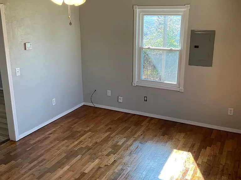 218 W Douglas Dr — Photo 4